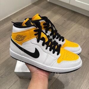 Women's Air Jordan 1 Mid Sneakers